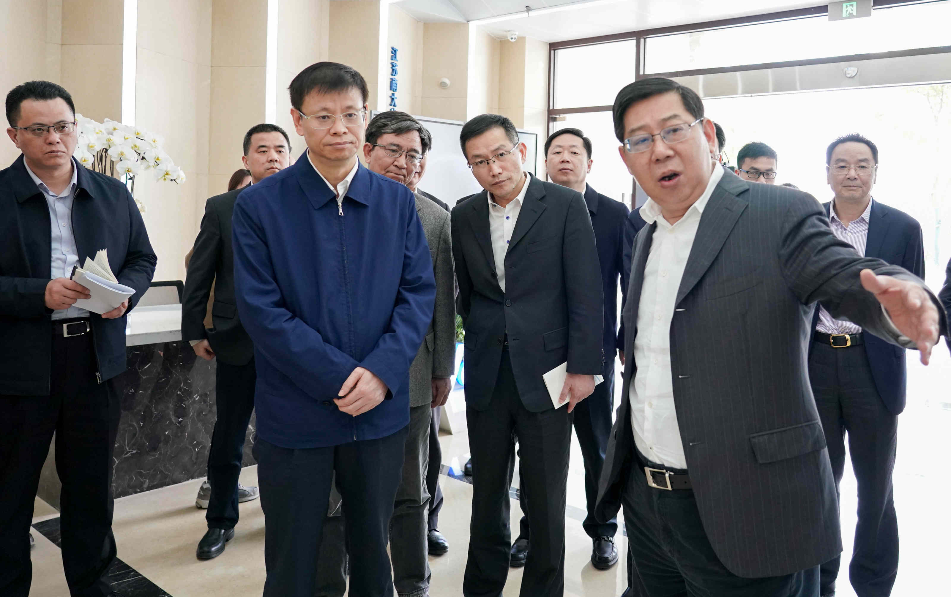 市委書記許昆林調(diào)研南大光電(圖1) 市委書記許昆林調(diào)研南大光電(圖1)