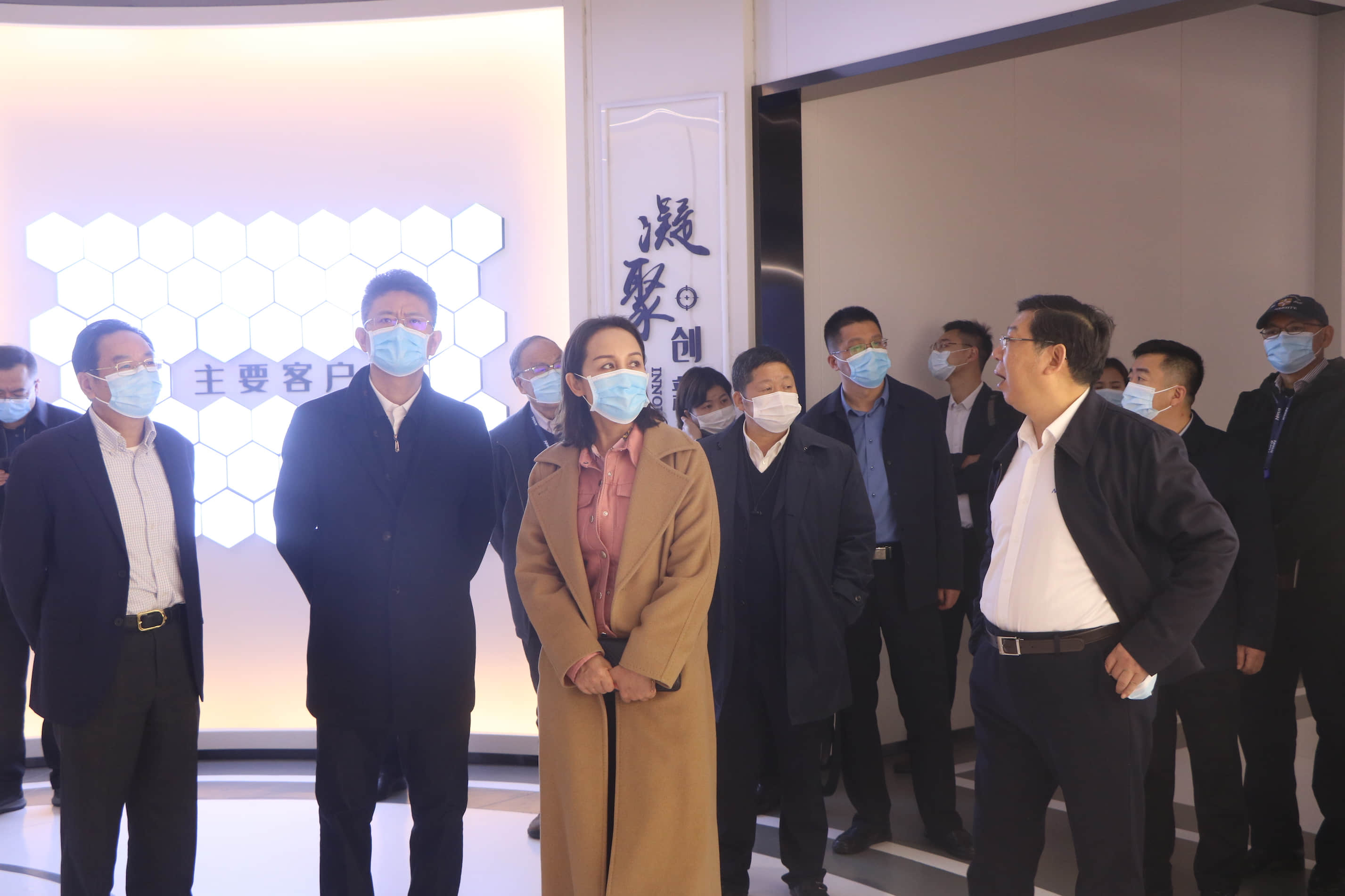  內(nèi)蒙古烏蘭察布市委副書(shū)記、市長(zhǎng)奇飛云調(diào)研南大光電(圖5)